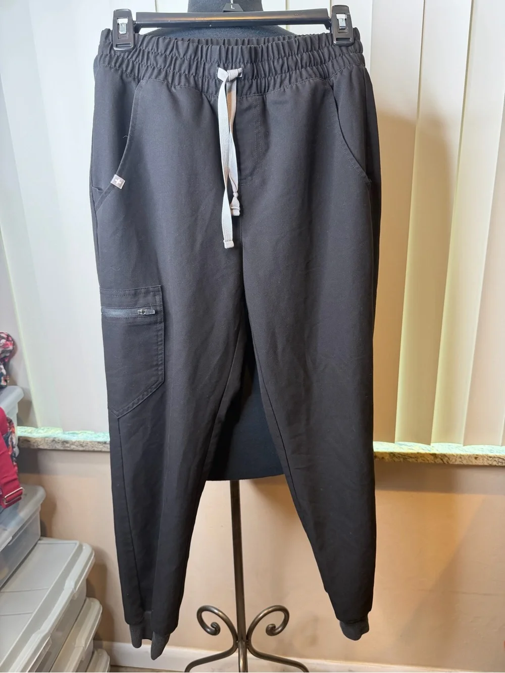 FIGS Zamora Jogger Scrub Pants black, distinct gray drawstring Size XS